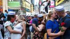 На Таймс-сквер десятки пар повторили победный поцелуй моряка и медсестры