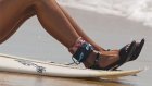 Французская серфингистка прокатилась по волнам в платье и на каблуках