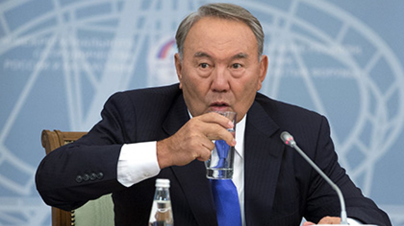 Назарбаев предложил стране отказаться от фуа-гра, бананов и Land Cruiser