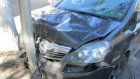 У облвоенкомата Opel Zafira сбил пешехода и врезался в столб