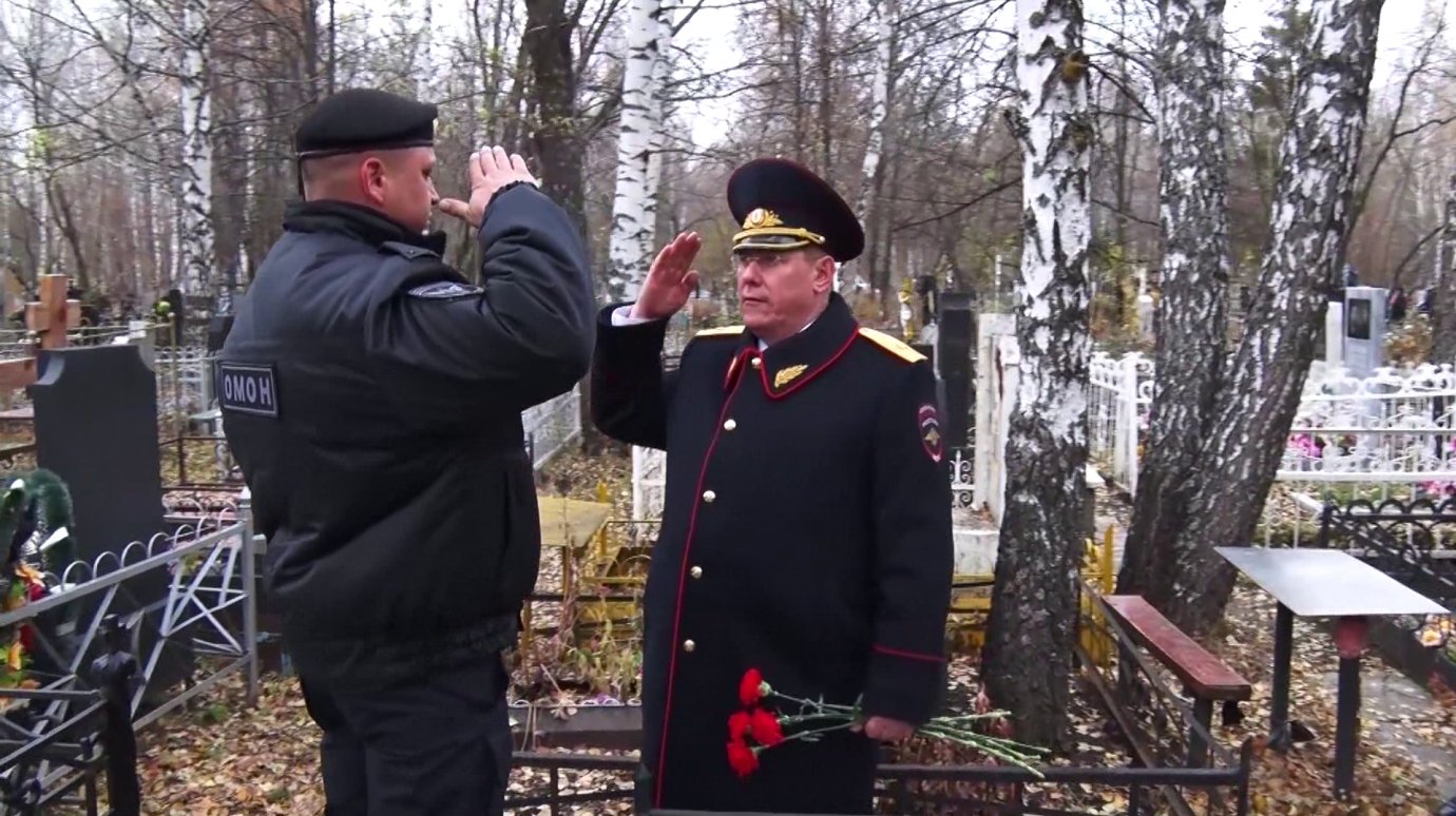 Ю. Рузляев посетил могилы полицейских, погибших при исполнении обязанностей