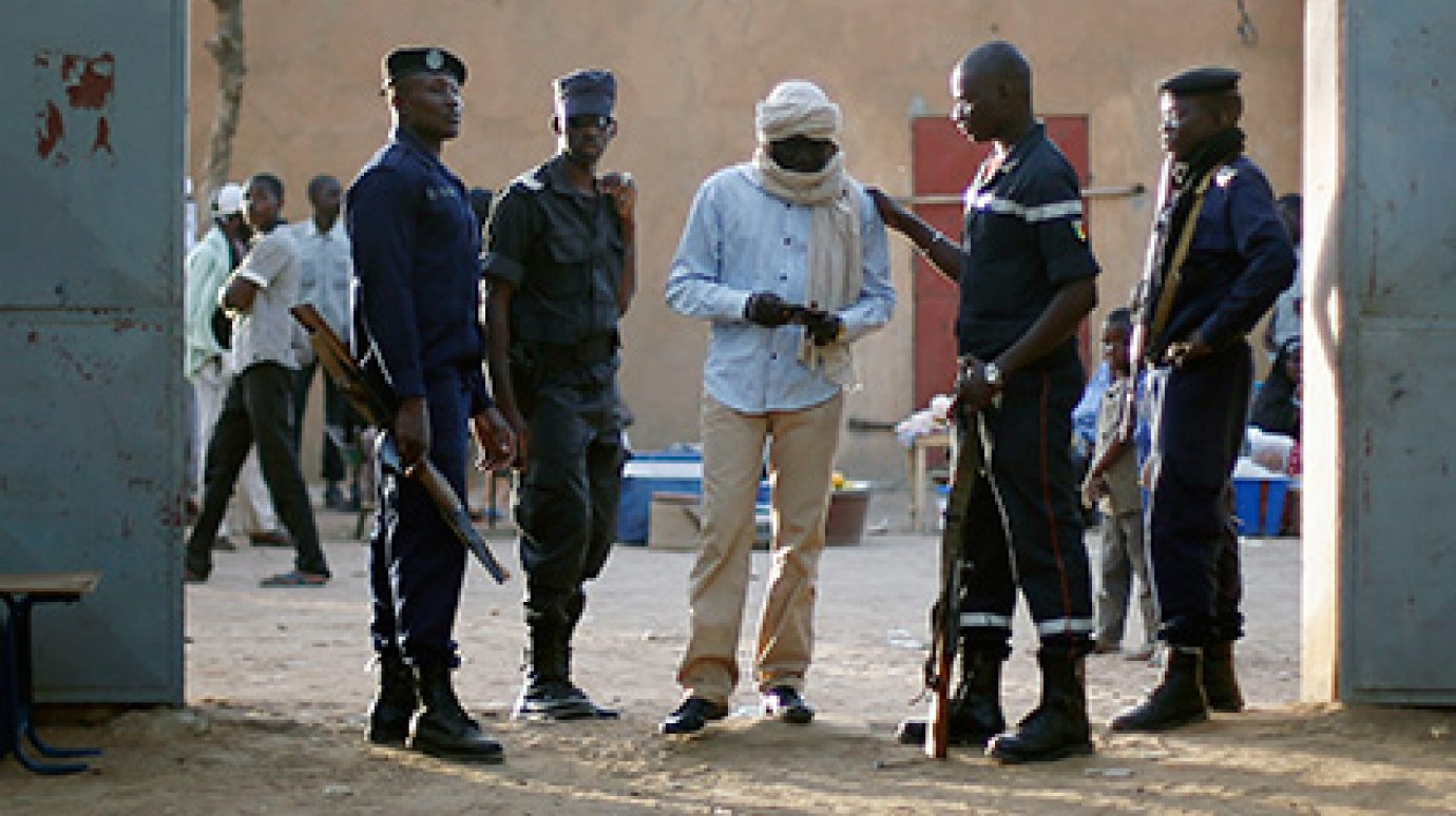 Боевики в малийском отеле взяли в заложники 170 человек