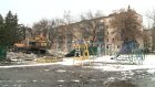Рабочие, построившие здание на пр. Победы, испортили детскую площадку