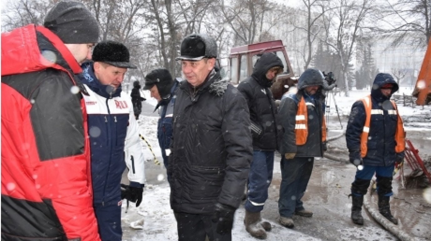Коммунальщики Пензы ликвидируют последствия аварии на Пушкина