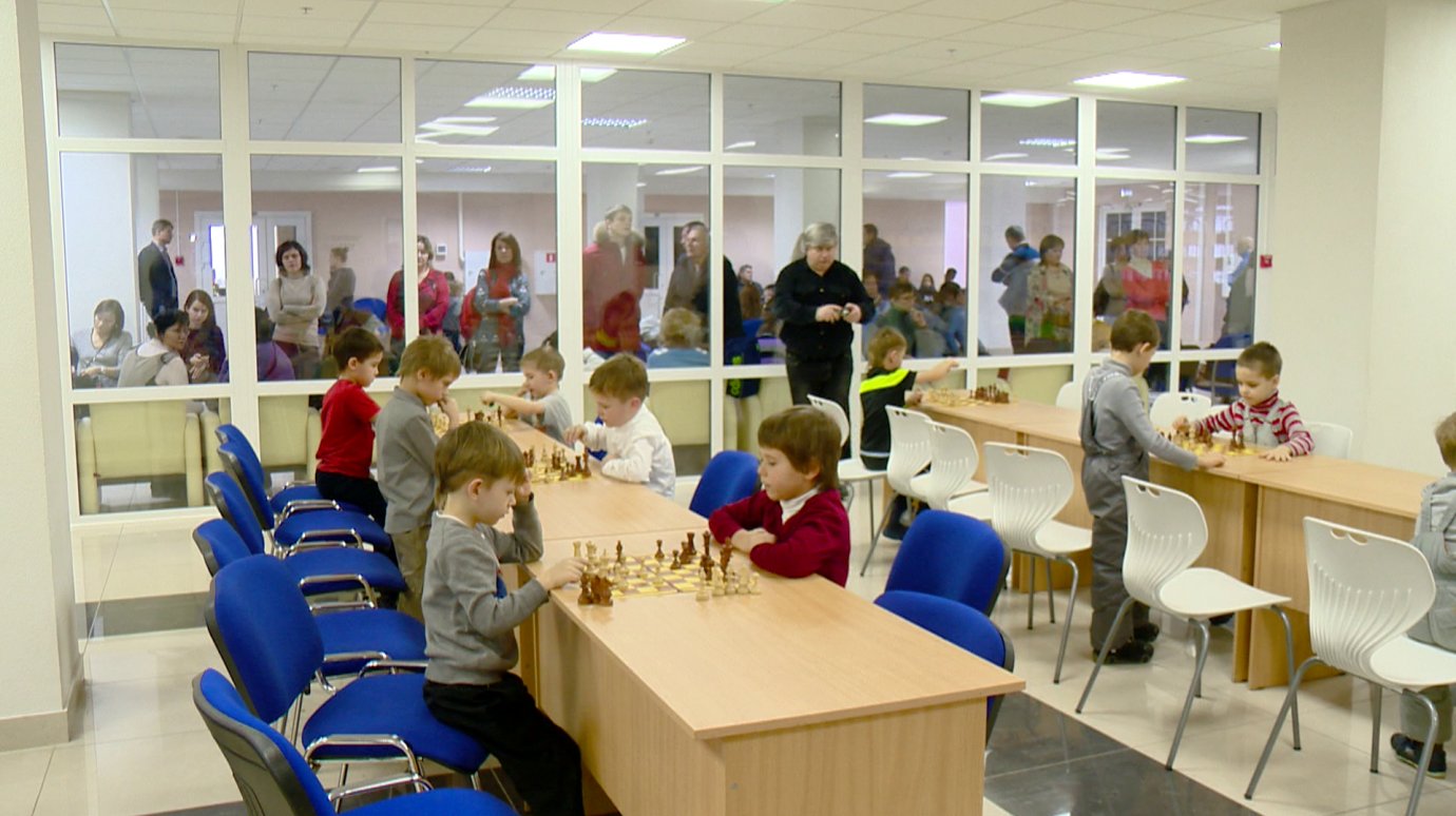 100 юных шахматистов участвуют в турнире «Волшебное королевство»