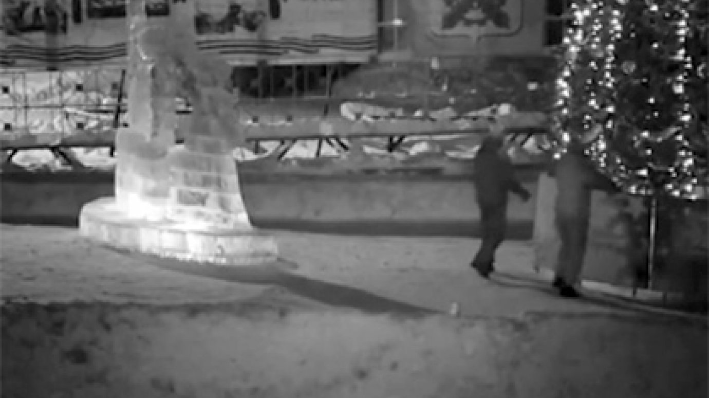 Дед Мороз со Снегурочкой «обчистили» новогоднюю елку на Урале