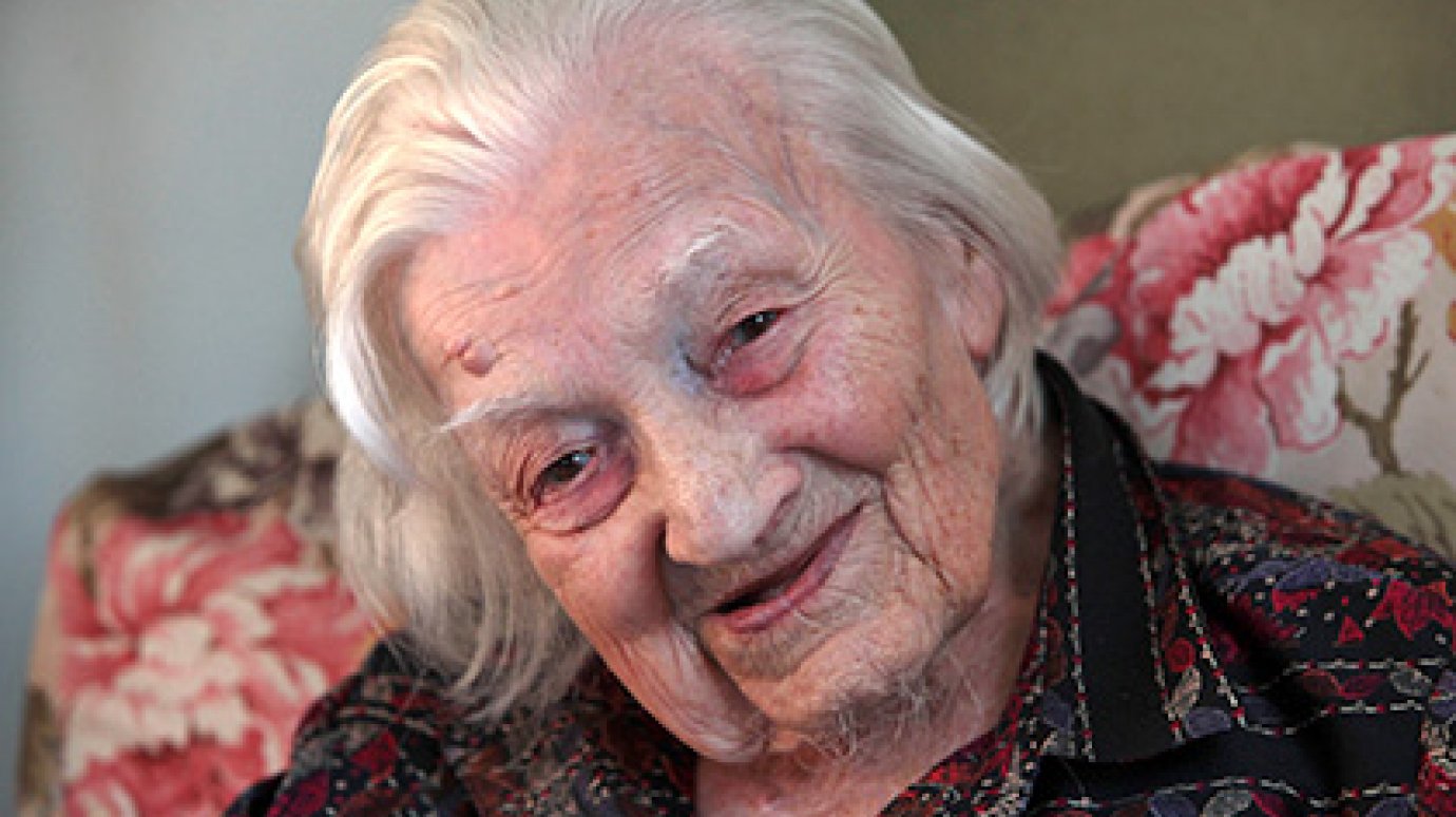 Самая старая британская подданная попросила на 113-летие новую челюсть
