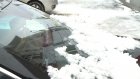Глыба льда и снега рухнула на припаркованную машину на ул. Кирова