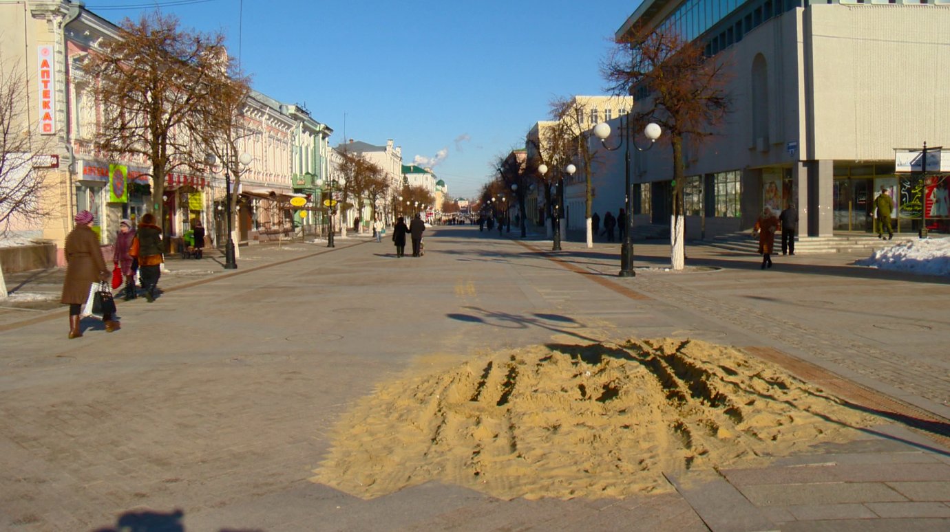 Место коммунальной аварии на Московской засыпали песком