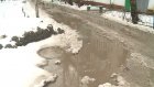 Двор на улице Суворова затопило растаявшим снегом