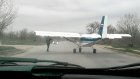 Жители Волгограда сообщили о взлетевшем с проезжей части самолете