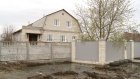 Забор мешает коммунальщикам устранить утечку на улице Ивановской
