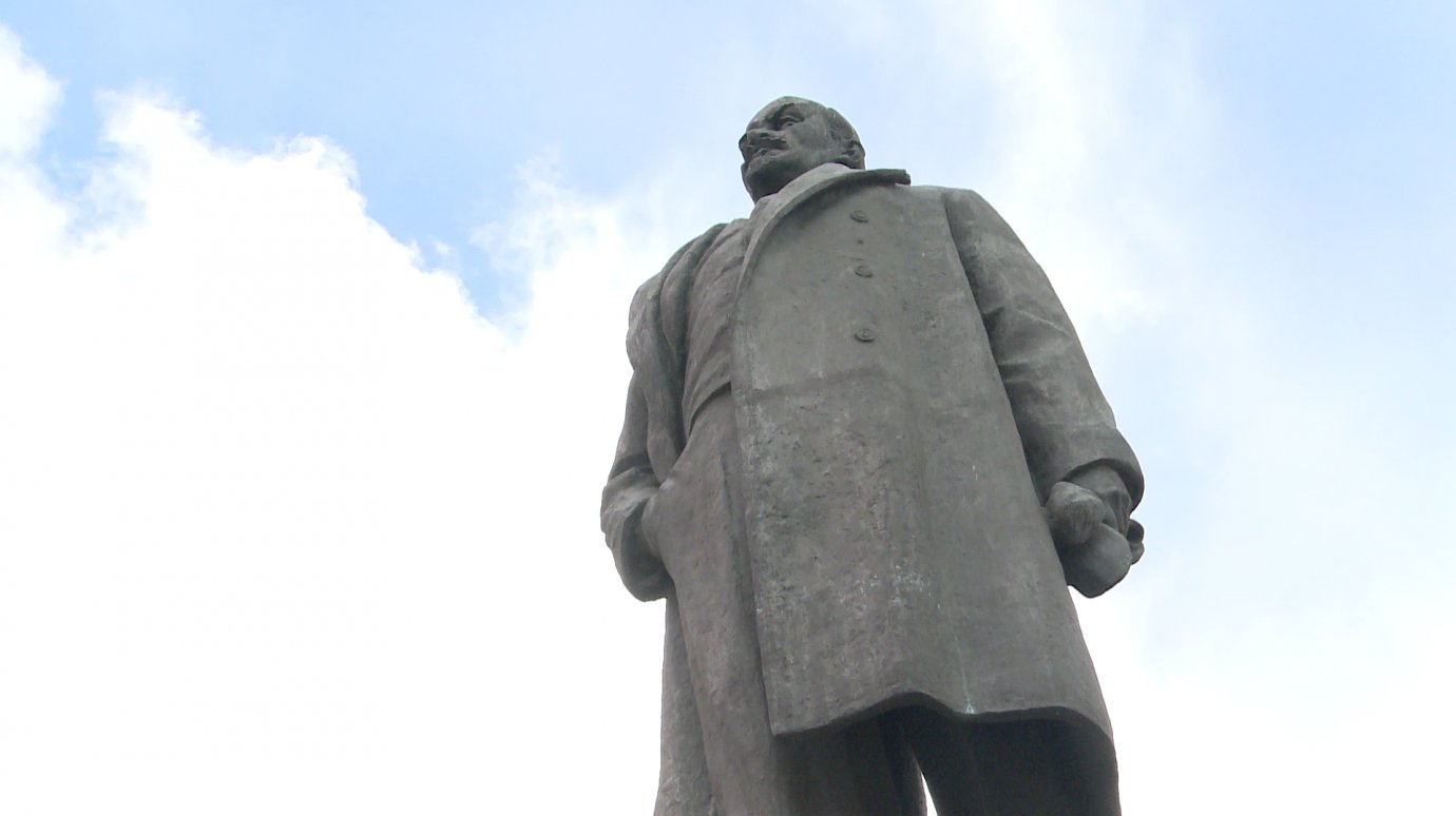 Пензенцы возложили цветы к памятнику Владимира Ленина