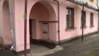 Расклейщики объявлений испортили фасад дома на улице Ударной
