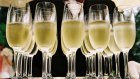 Губернатор запретил наливать шампанское выпускникам