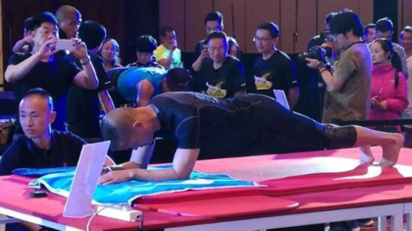 Простоявший 8 часов на локтях китаец установил мировой рекорд