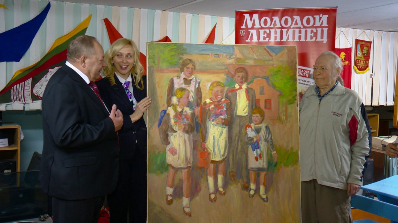 Редакция «Молодого ленинца» передала картину в музей школы № 74