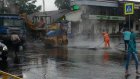 В Пензе дорожники укладывают асфальт под проливным дождем