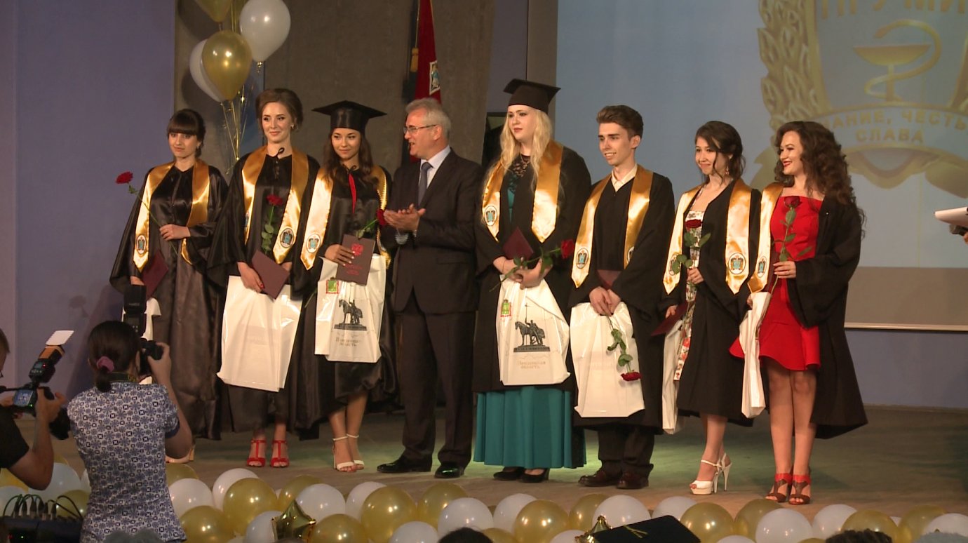Студенты медицинского института ПГУ получили дипломы