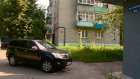 Пешеходы из дома на Попова воюют с автолюбителями