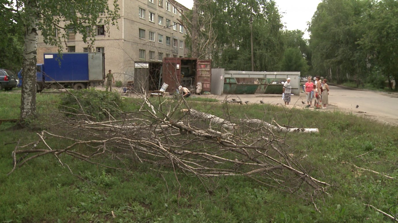 Жители ул. Леонова недовольны соседством с пунктом приема вторсырья