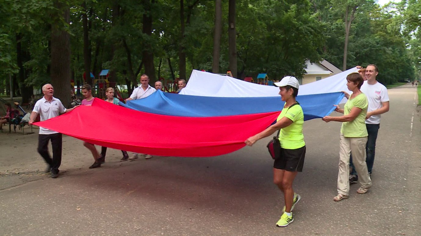 Активисты пронесли российский флаг по улицам Пензы