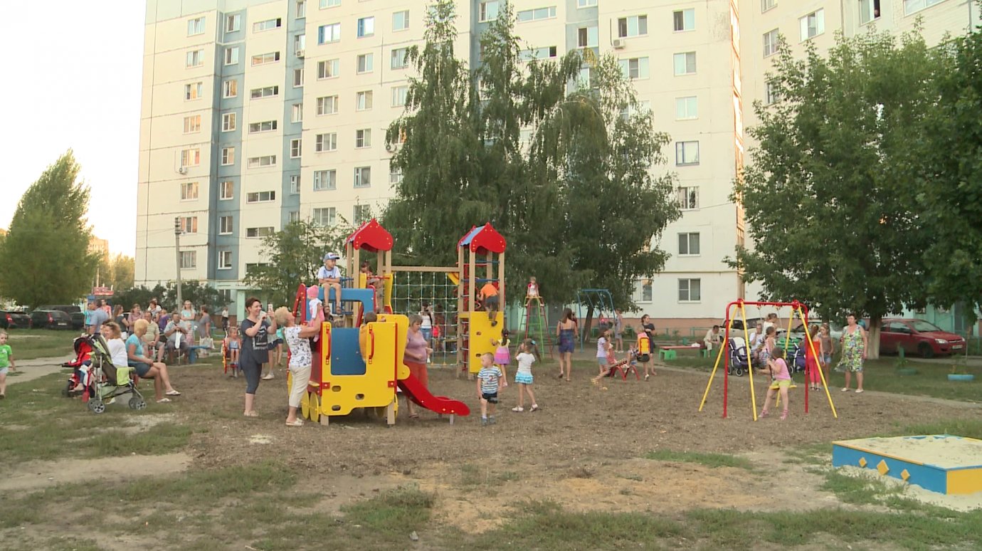 Во дворе на Терновского открылась современная детская площадка