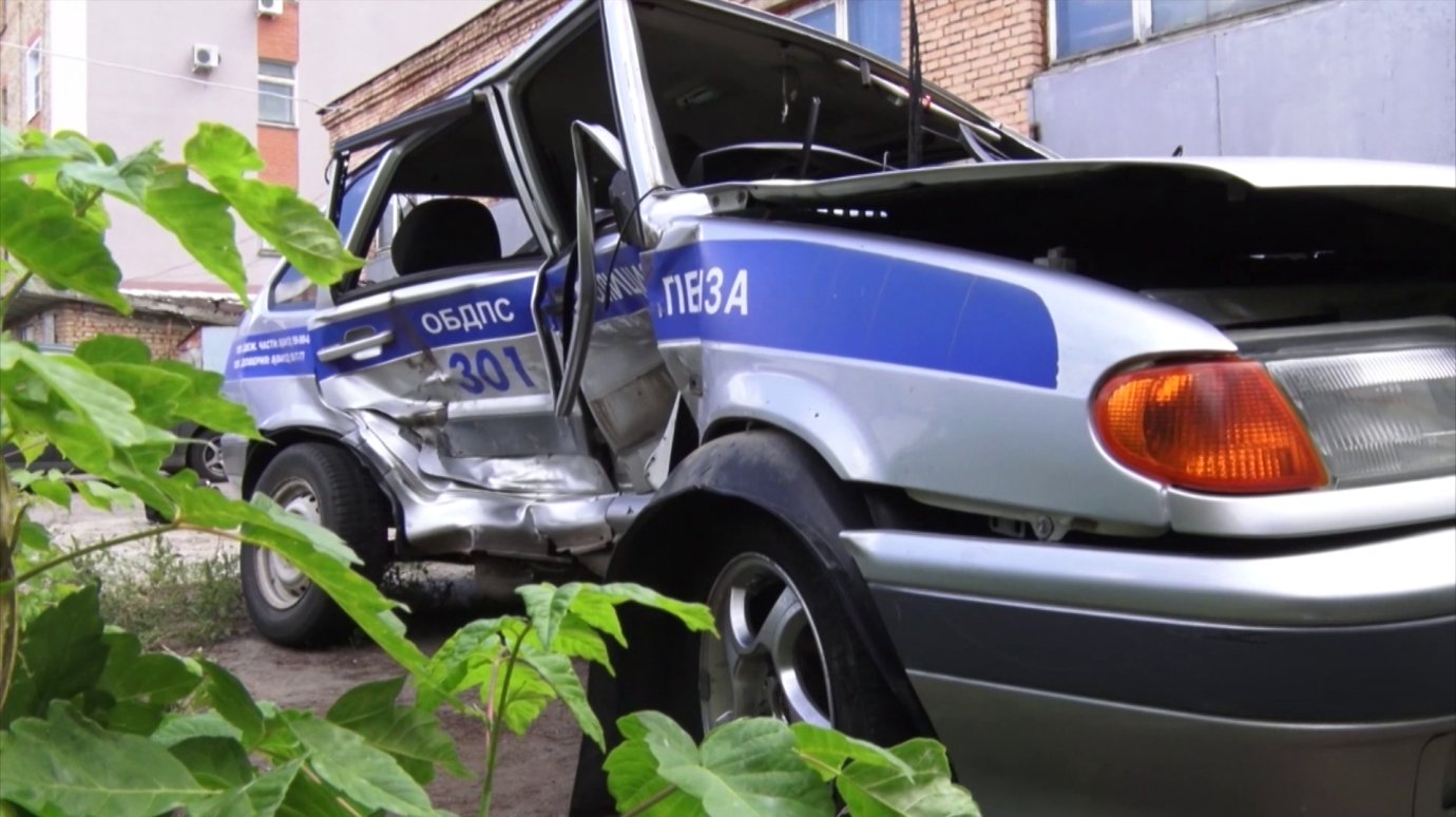 Сотрудники ГИБДД получили травмы, спасая пешеходов от машины лихача