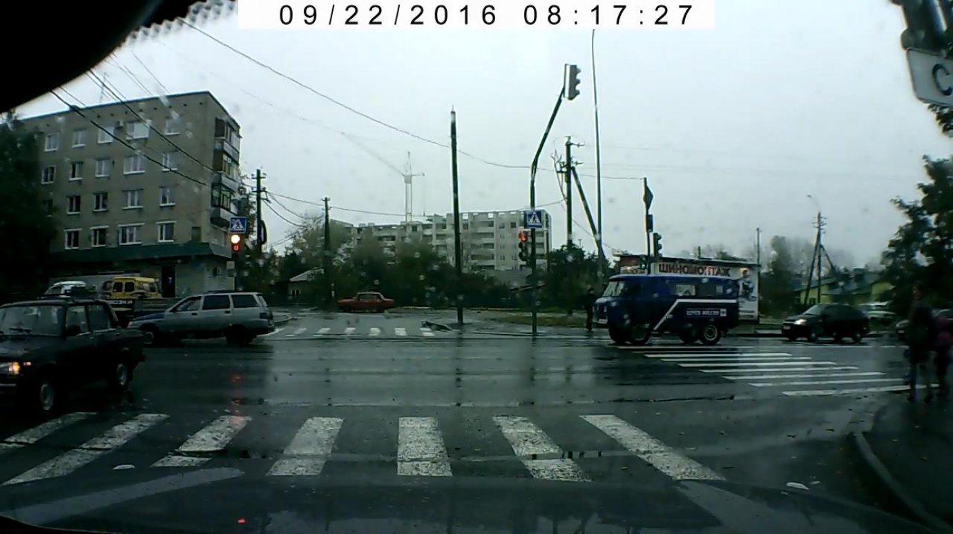 На Окружной машина «Почты России» проехала по переходу на красный