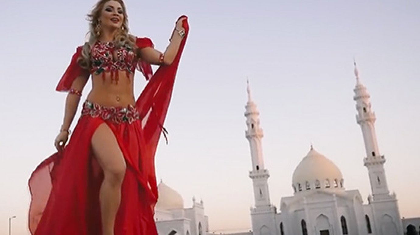 СК начал проверку клипа с танцами «стриптизерши» на фоне мечети
