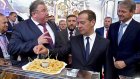 Медведев заел мордовский пармезан караваем и отказался от торта «Москва»