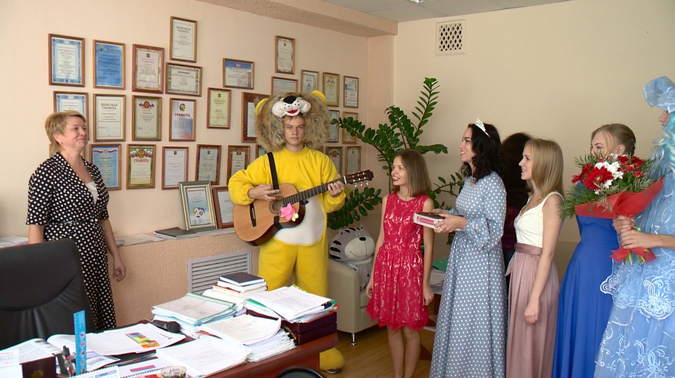 Старшеклассники спели песню для директора школы № 12
