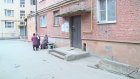 Коммунальщики не торопятся менять козырьки в доме на Литвинова