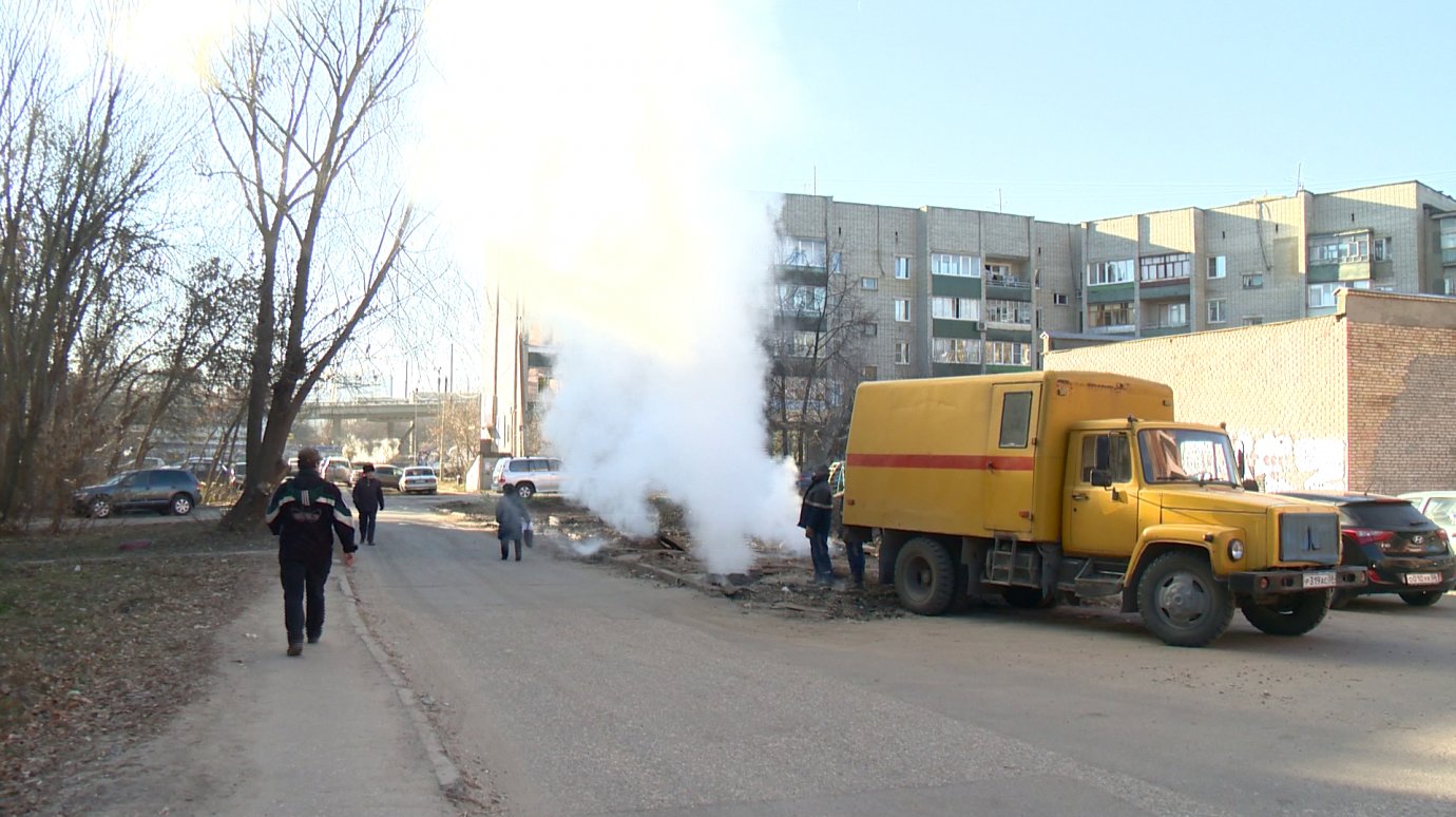 Коммунальная авария на Толстого оставила жителей окрестных улиц без тепла