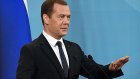 Медведев отказался понижать температуру водопроводной воды в России