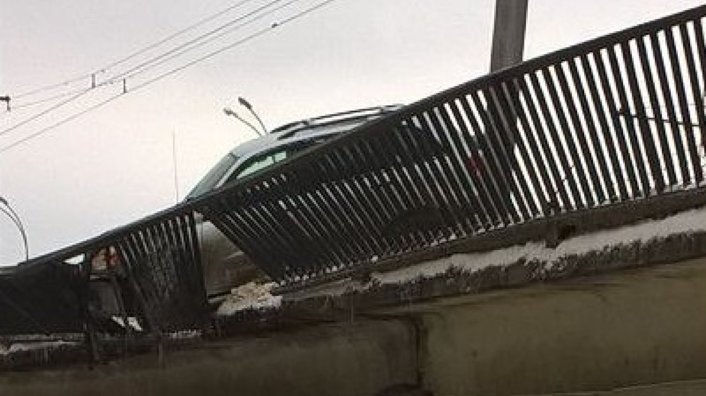 На путепроводе в районе ЦНТИ иномарка едва не слетела с моста