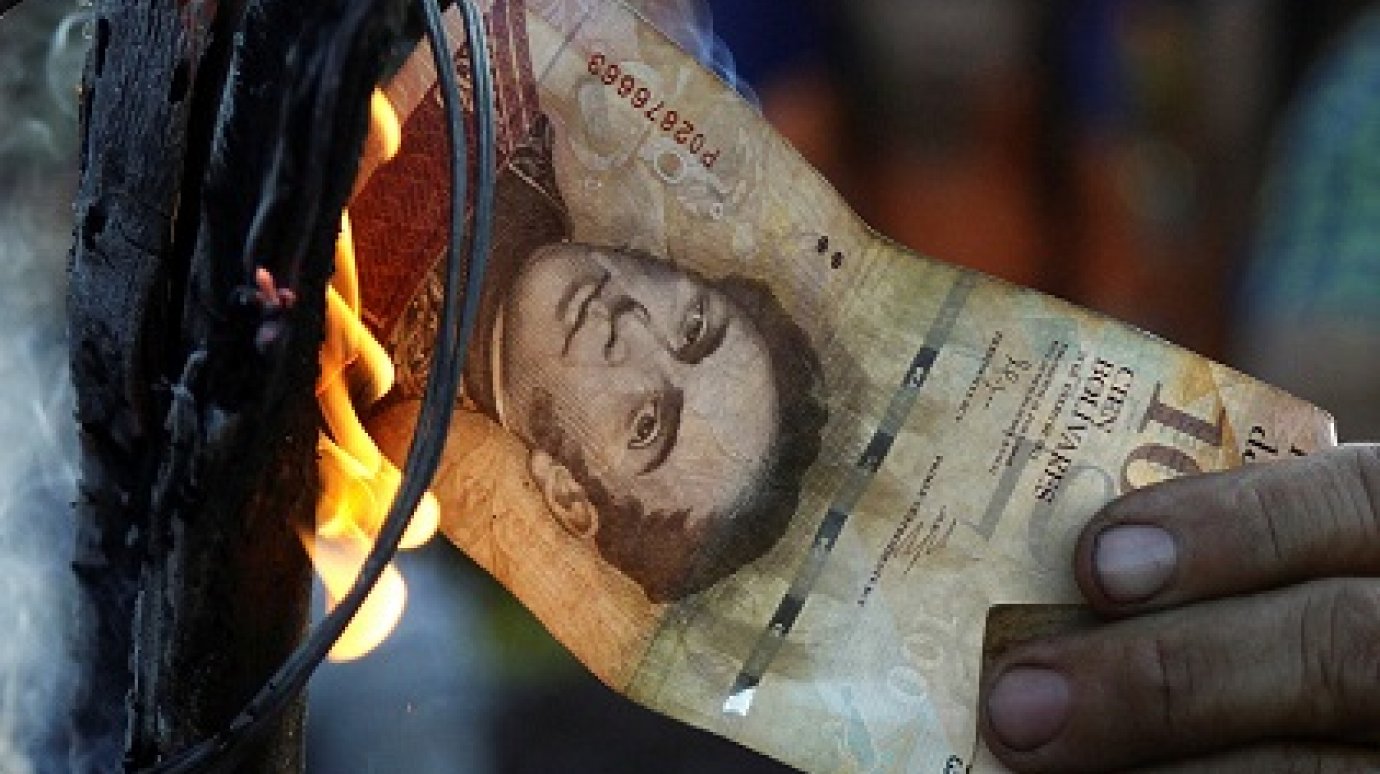Из-за беспорядков в Венесуэле отложили изъятие банкнот в 100 боливаров