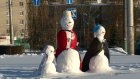 На улице Карпинского появилось семейство снеговиков