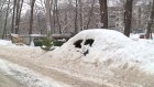 Брошенный на улице Пензы автомобиль погребен под горой снега