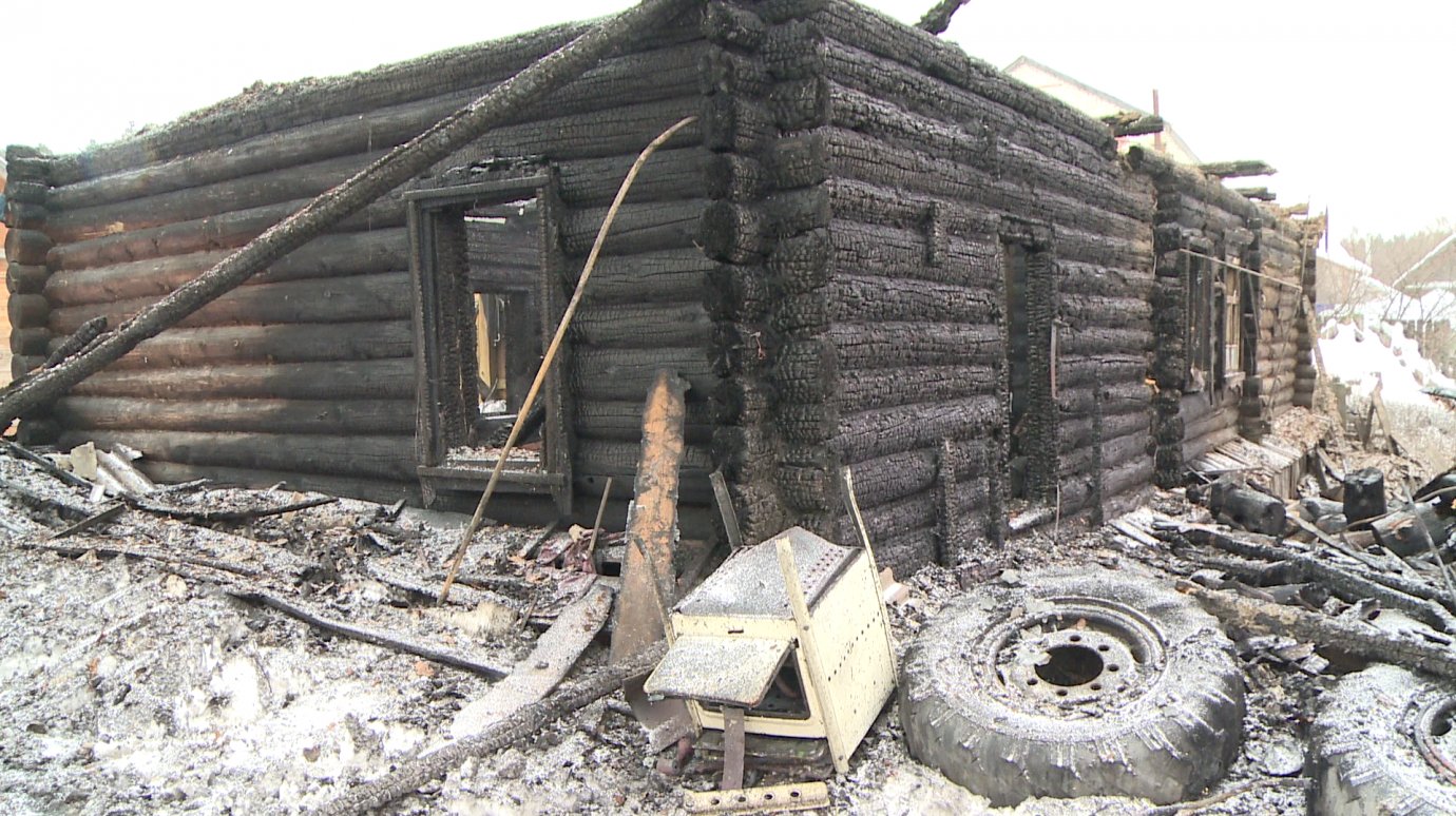 Огонь уничтожил деревянный дом в поселке Победа
