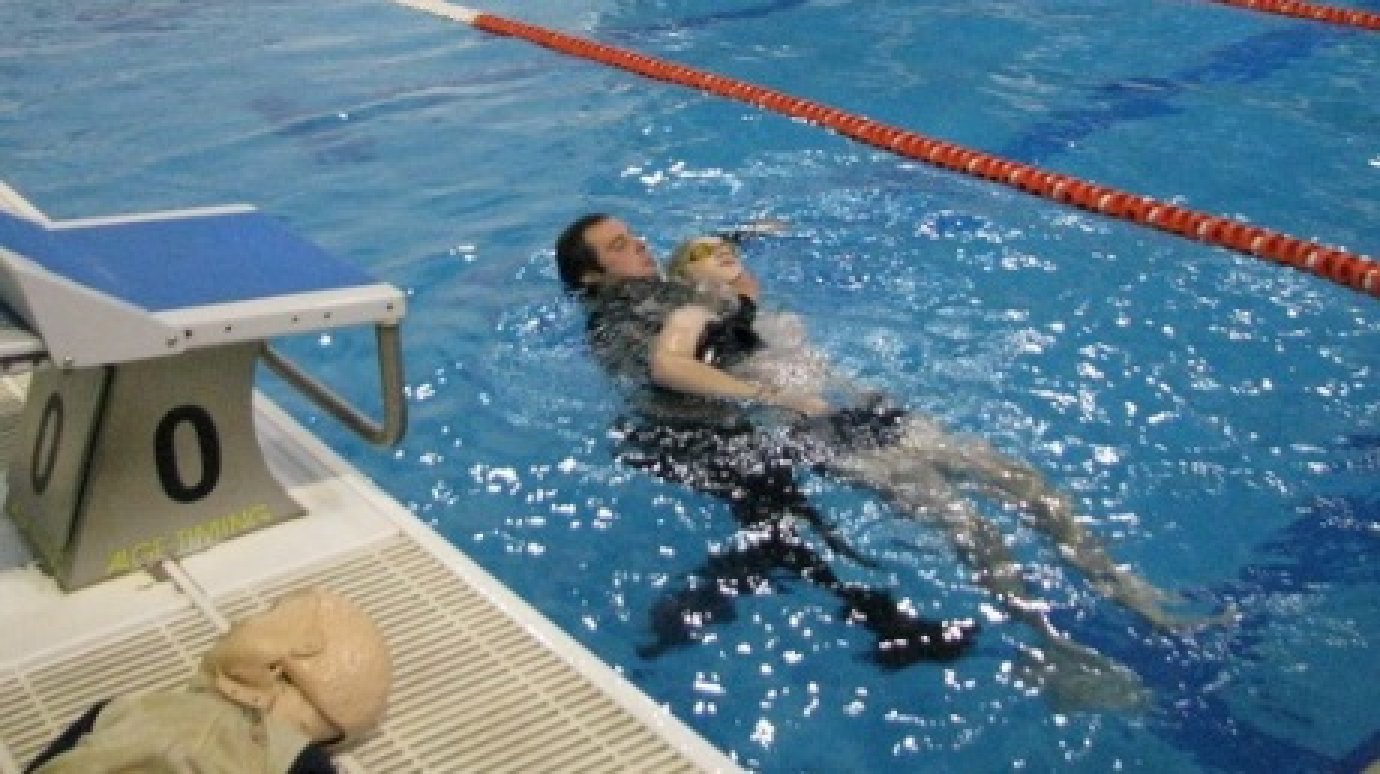Сотрудников спортивной школы обучили спасению людей на воде
