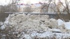 Жители ГПЗ-24 заметили, как горы грязного снега сбрасывают в реку