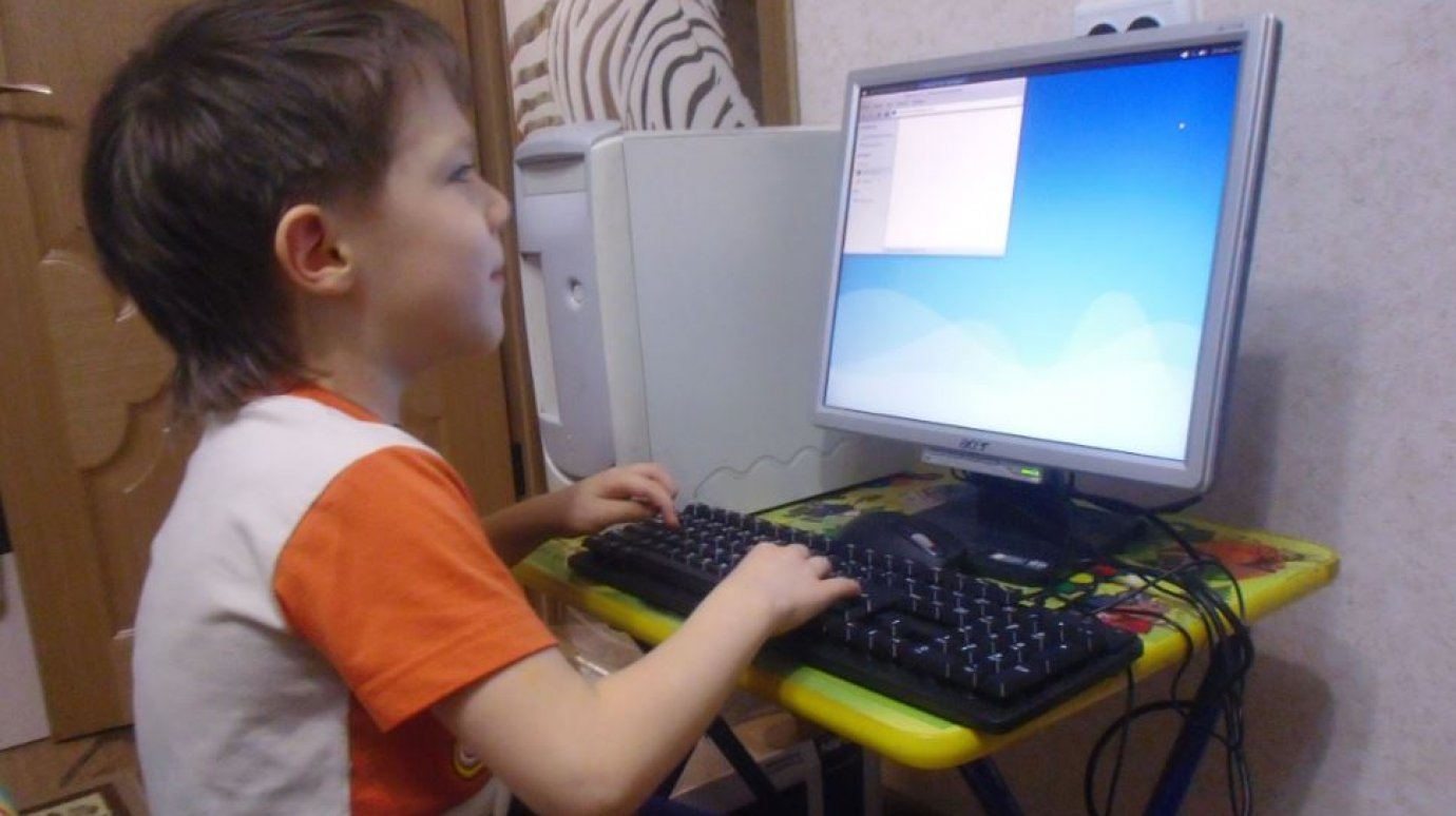 «Караван добрых дел» подарил детям персональные компьютеры