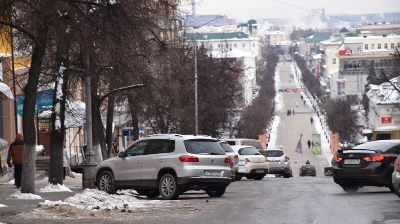 Припаркованные на улице Московской машины мешают уборке снега