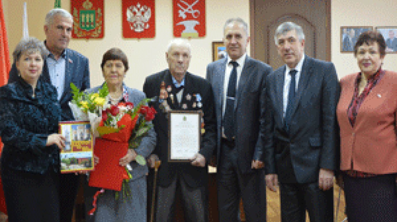 В Кузнецке ветеран-десантник и его супруга отметили железную свадьбу