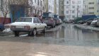 Автомобилисты с ул. Ладожской перекрыли проход по тротуару