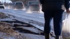 На ул. Кольцова автолюбители регулярно окатывают грязью пешеходов