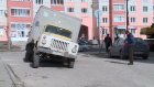 Автомобиль ГАЗ застрял в люке на ул. Кижеватова