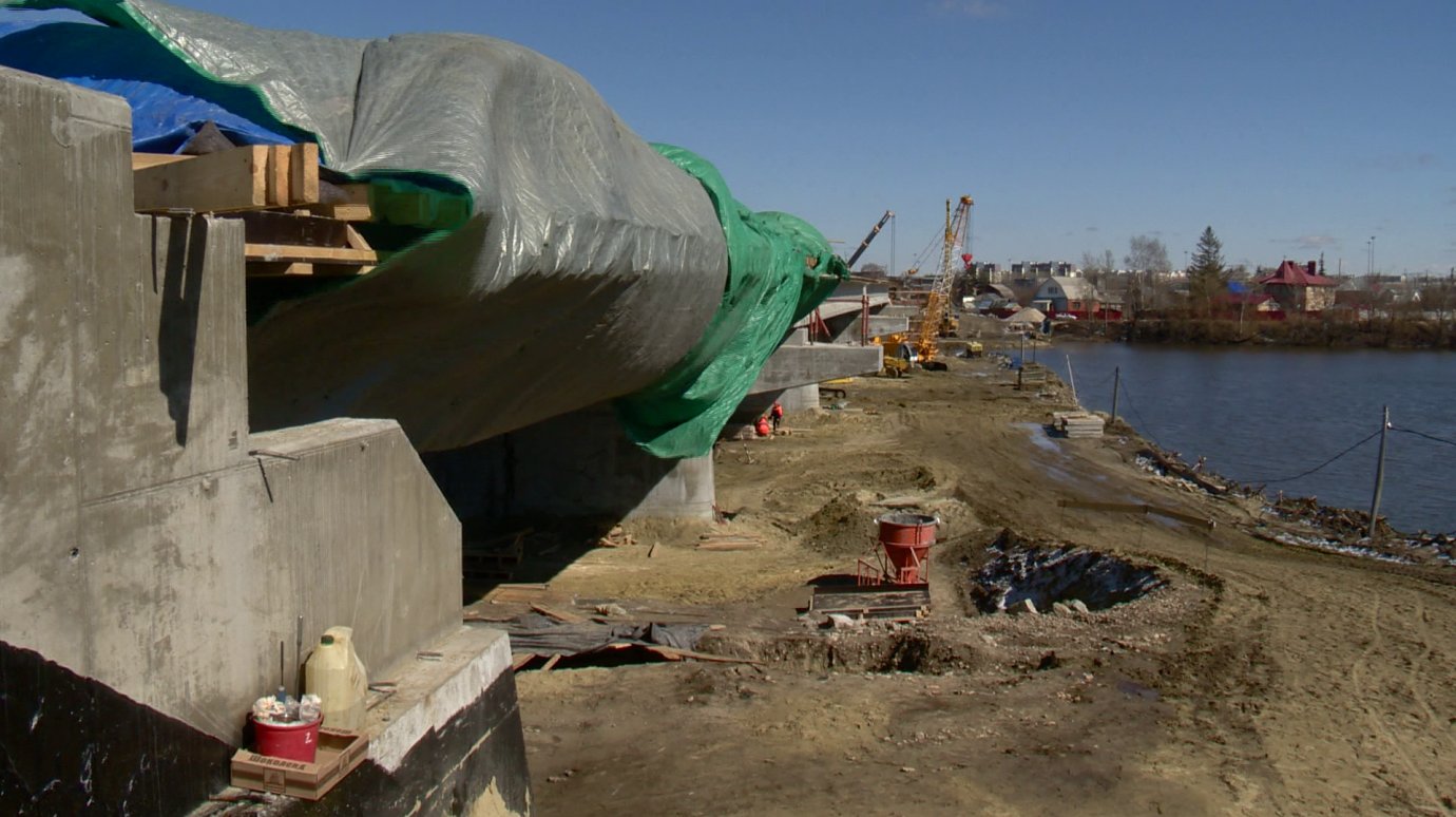 На строительстве Свердловского моста трудятся 74 человека