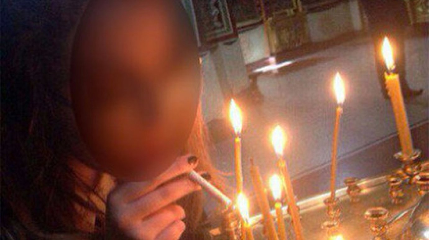 Девушка прикурила от свечи в храме и похвалилась фото в соцсети